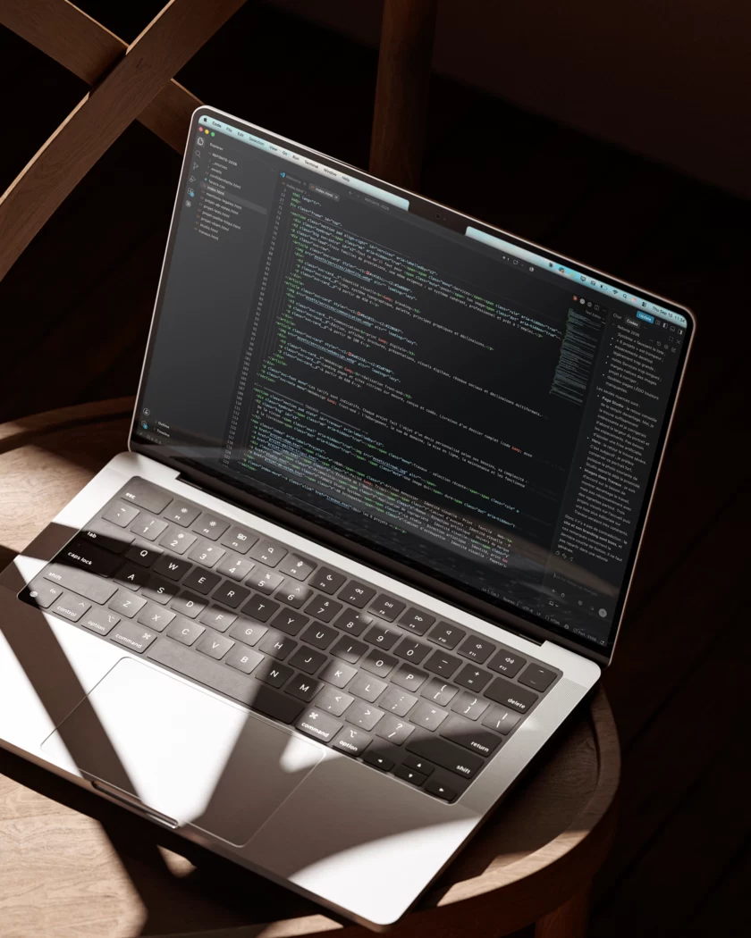 Écran d'ordinateur portable avec du code, exemple de webdesign FARACS Studio